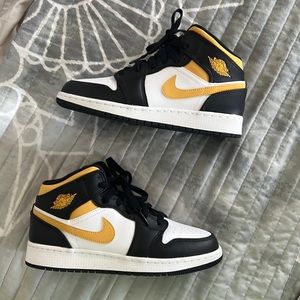 5.5 kids boy sneakers only wore them once